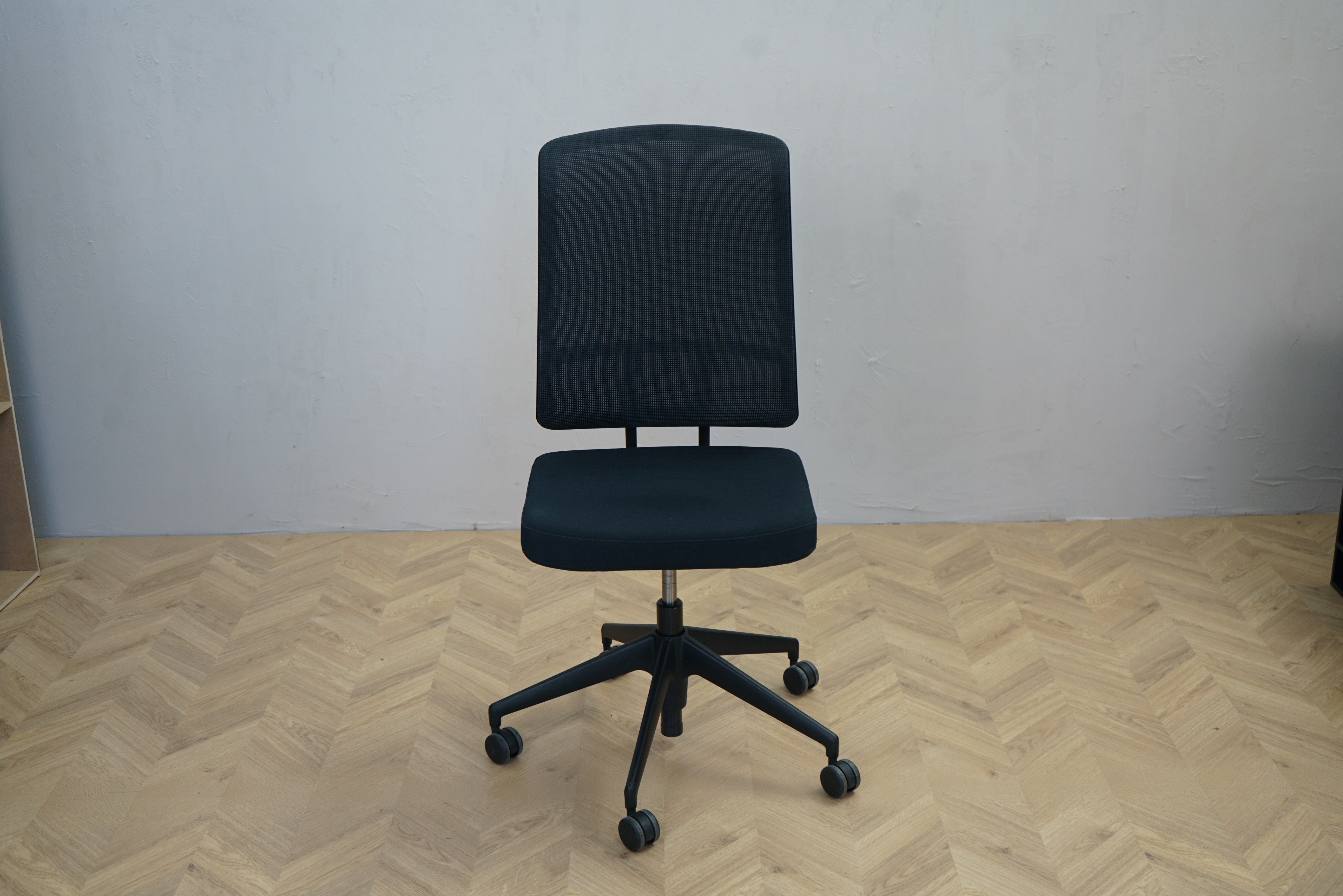 Vitra AM Chair kontorstol i sort med mesh ryglæn – design af Alberto Meda, set forfra.